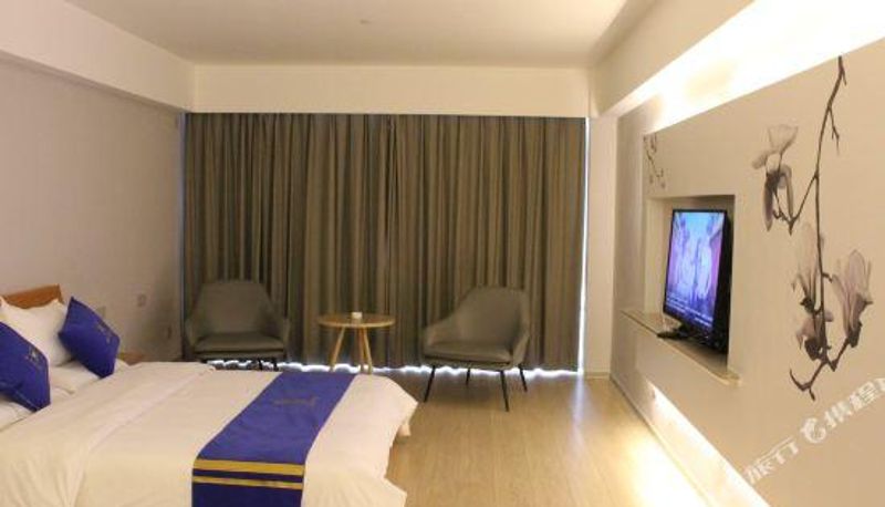 Camera - Super 8 Select Hotel