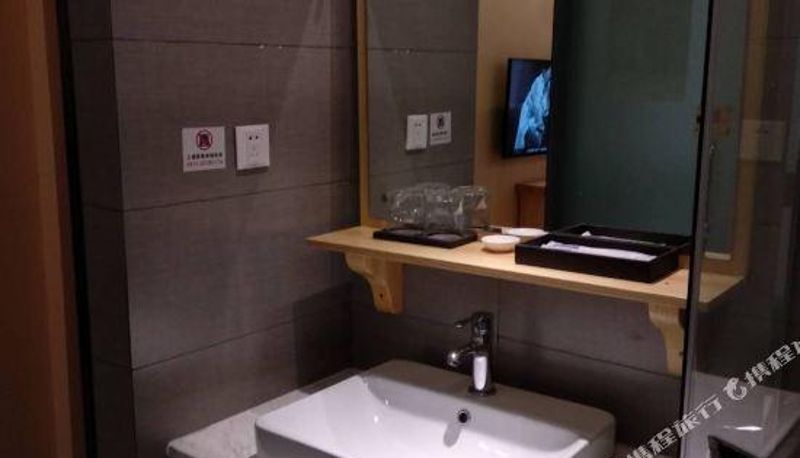 Room - Mountainside Moonlight Hotel (Hangzhou West Lake Wushan Square Subway Station)