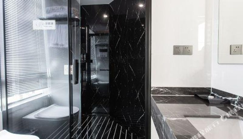 Zimmer - July 7 Hotel