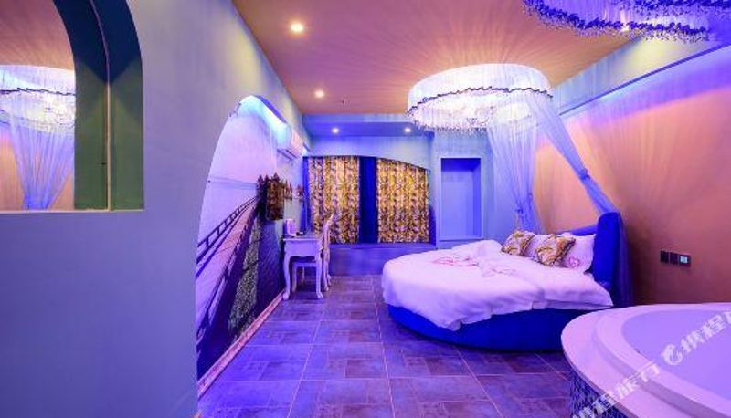 Camera - Love Theme Hotels