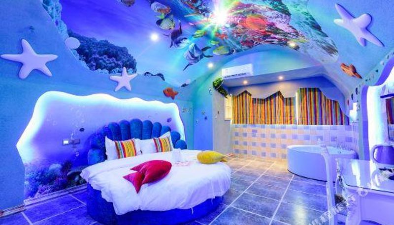 Camera - Love Theme Hotels