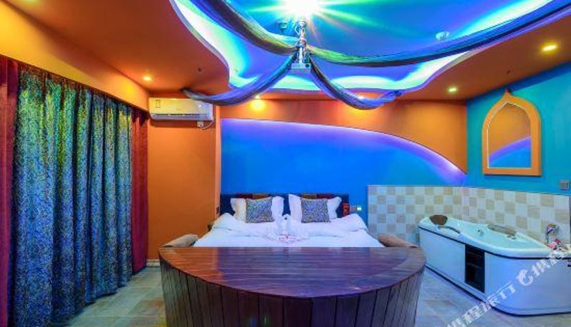 Camera - Love Theme Hotels