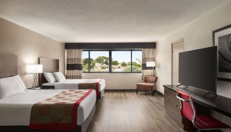 Zimmer - Ramada by Wyndham Sarasota Waterfront