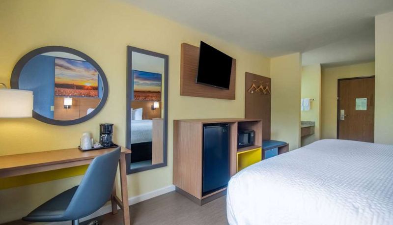Camera - Days Inn by Wyndham Evansdale Waterloo