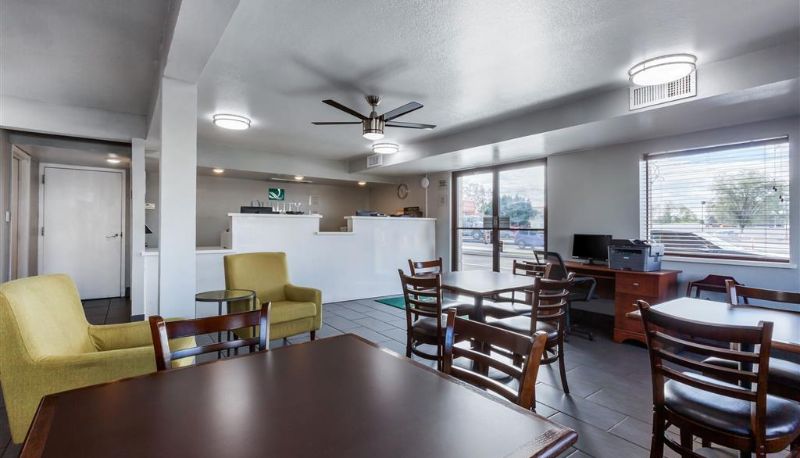 Sala - Quality Inn & Suites near Downtown Mesa