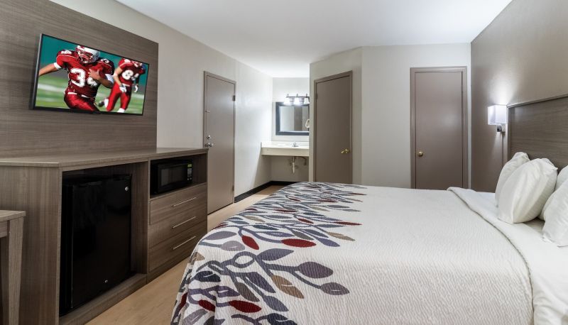 Room - TN Red Roof Inn & Suites Jackson