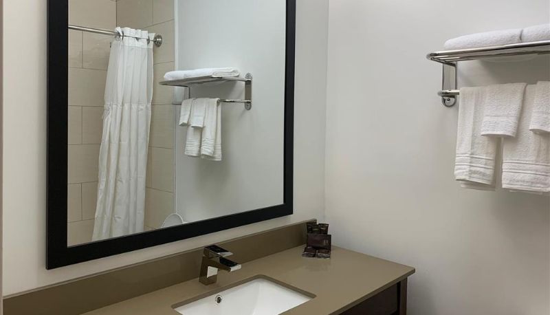 Camera - Wingate by Wyndham JFK Airport / Far Rockaway
