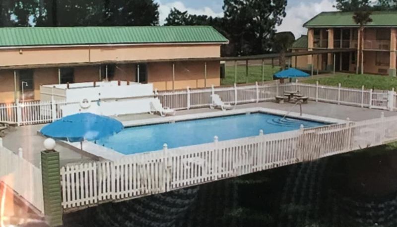 Piscina - Garden Inn & Suites