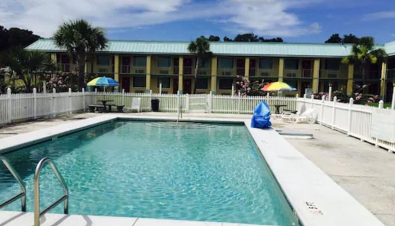 Piscina - Garden Inn & Suites