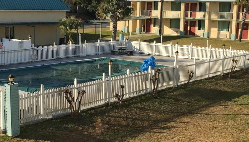Piscina - Garden Inn & Suites