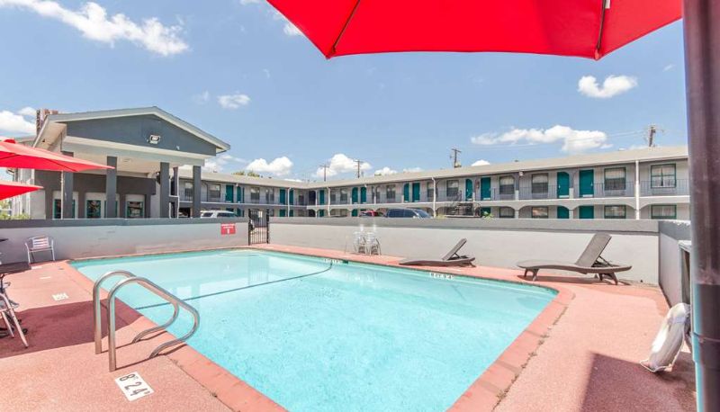 Basen - Rodeway Inn University/Downtown