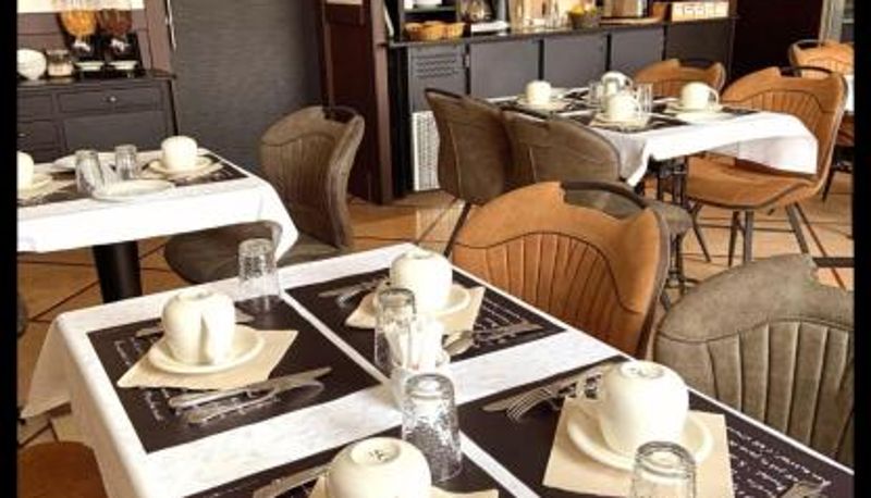 Sala śniadaniowa w restauracji - Auberge de la Marine