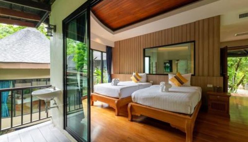 Camera - Rock and Tree House Resort