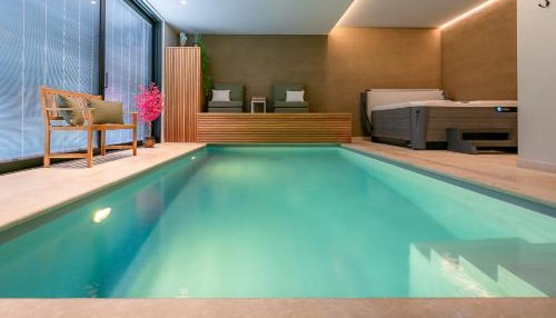Havuz - The Newport Lodge included 3h PRIVATE indoor welnes & use e-bikes