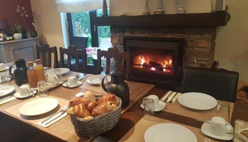 Salle de petit-déjeuner dans le restaurant - B&B Au Coq en Pate