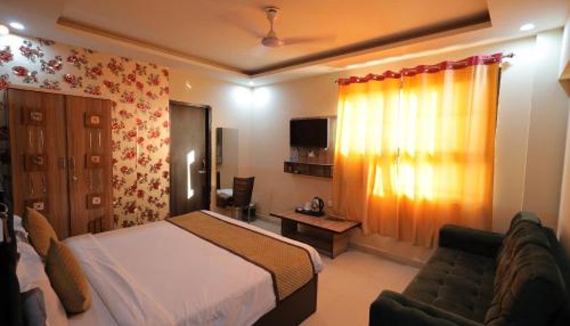 Tripla - Tulsi Garden- Near Prem Mandir Vrindavan