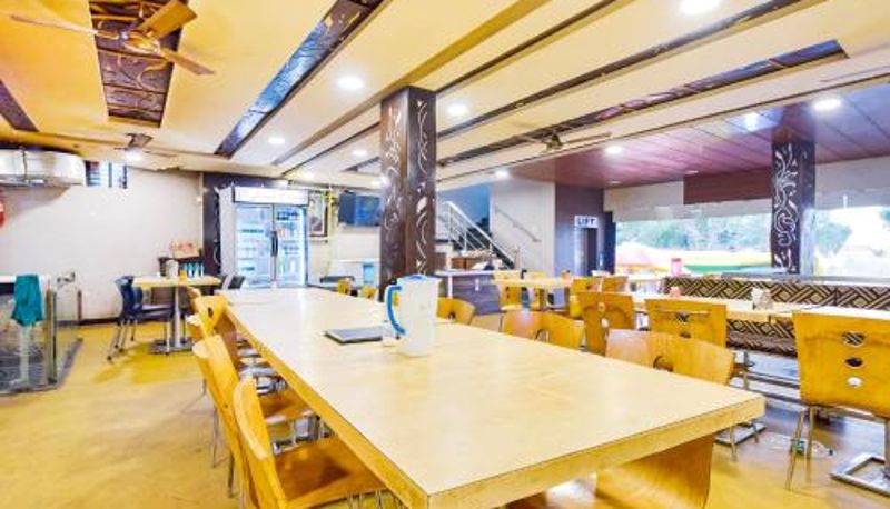 Sala prima colazione all'interno del ristorante - FabHotel Raghumani Palace - Nr Mahakal Mandir