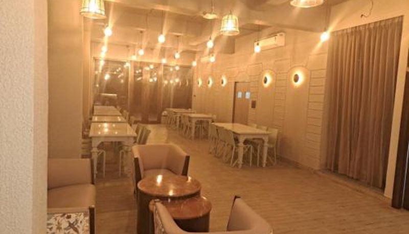 Restoran içinde kahvaltı salonu - Sai Celebrations Inn Shirdi