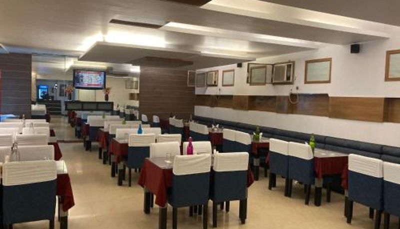 Frühstücksraum innerhalb des Restaurants - Hotel Yuvraj Dx