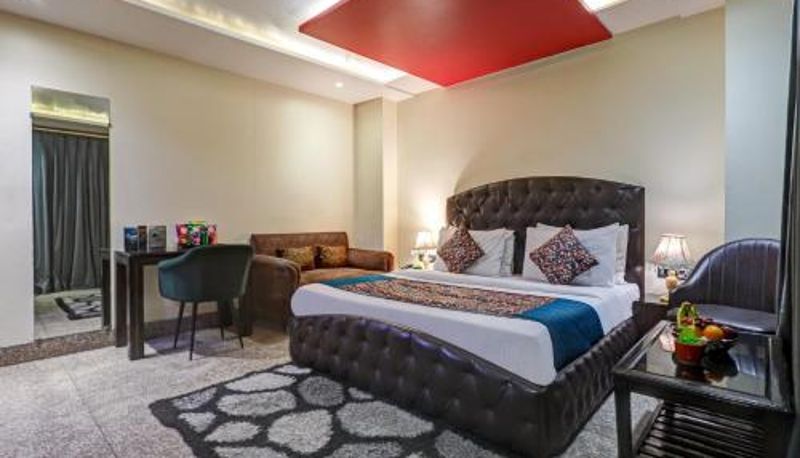 Zimmer - Hotel Karan Holidays Near Pitampura Metro Station