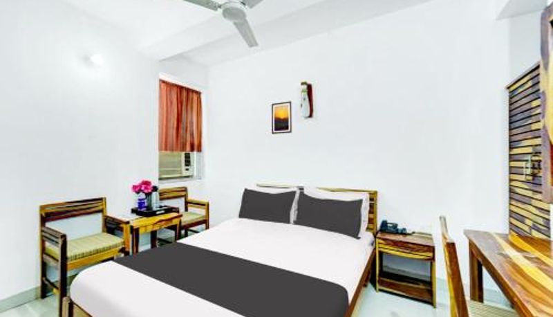 Tripla - Collection O Rajendra Path Near Railway Station