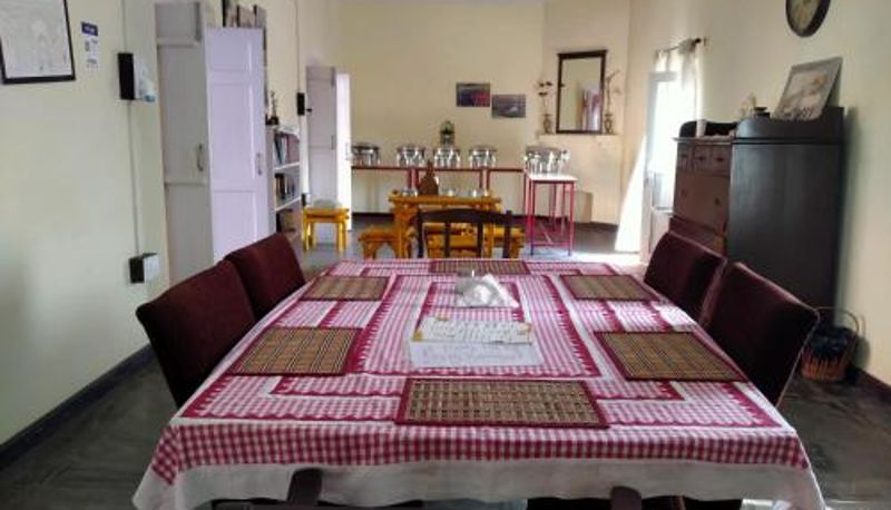 Sala śniadaniowa w restauracji - Naurang Yatri Niwas
