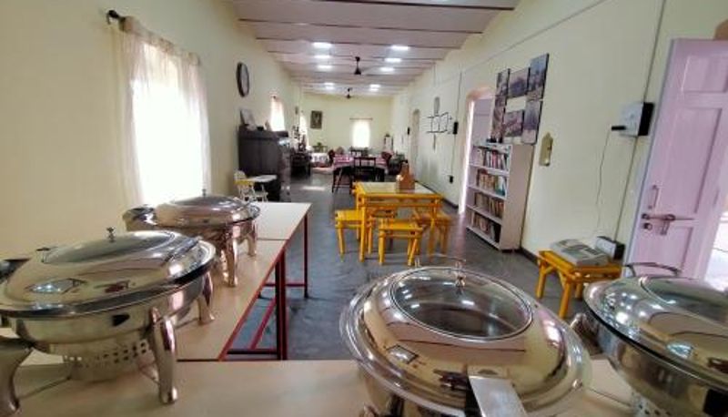 Sala śniadaniowa w restauracji - Naurang Yatri Niwas