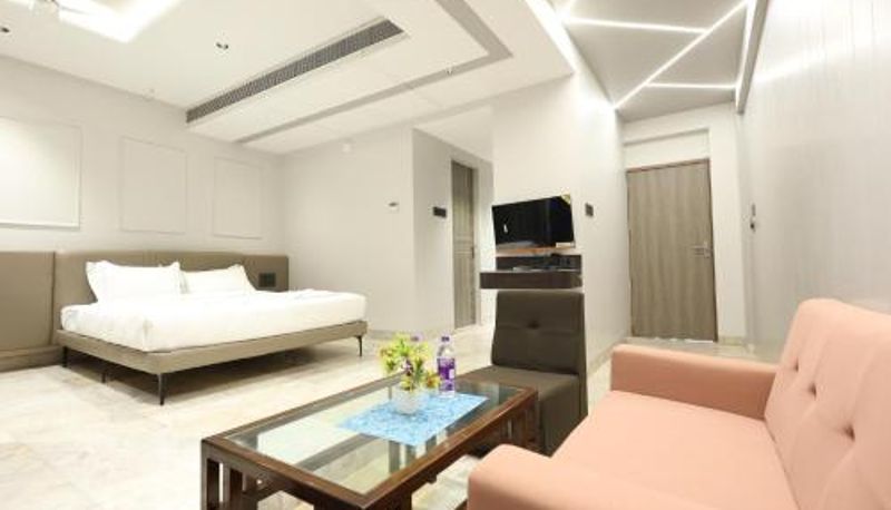 Suite - Ichalkaranji Hotel Statusinn
