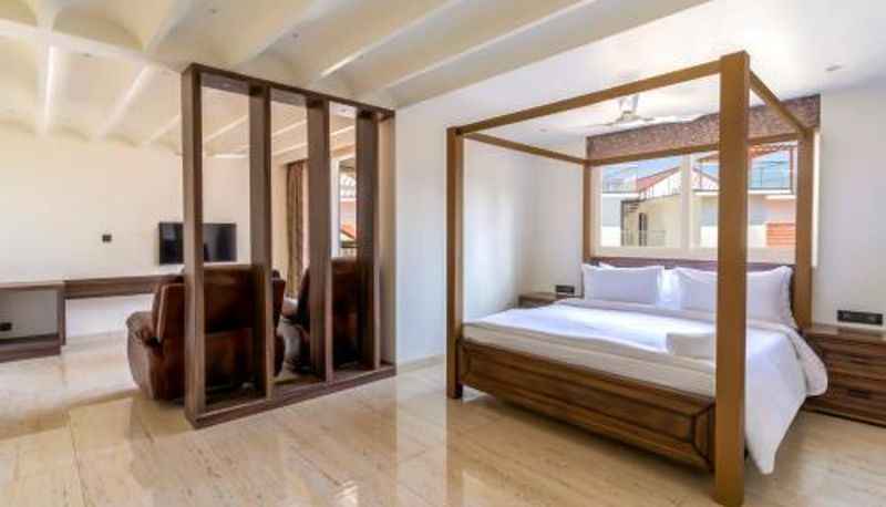 Zimmer - Candolim  Suites and Spa  Simshines -Hotels Villas