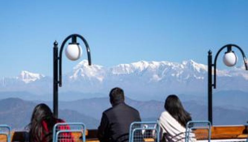 Frühstücksraum innerhalb des Restaurants - Binsar Rd Kasar Himalaya Holiday Resort
