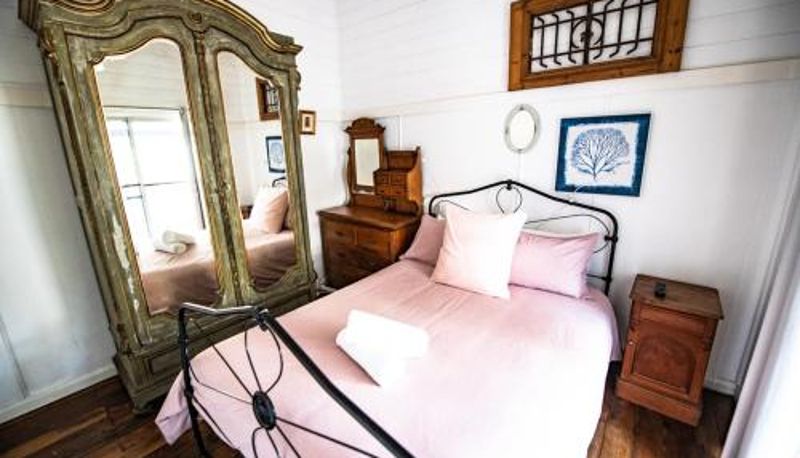 Info - Pet Friendly Shirley Blue House and Studio