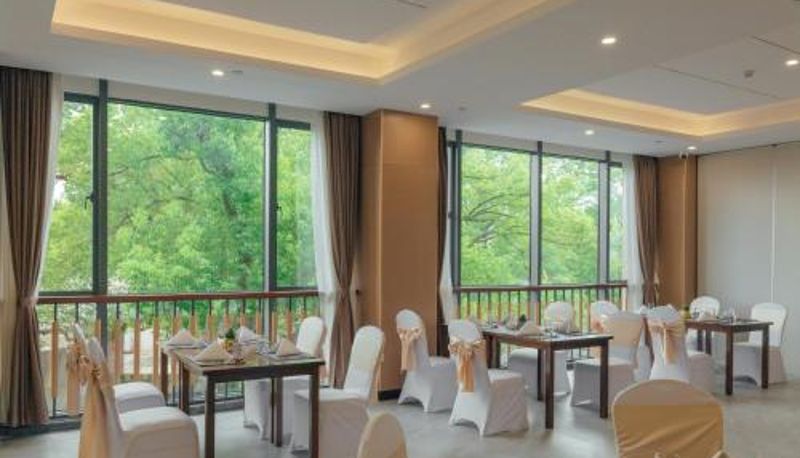 Sala prima colazione all'interno del ristorante - White Swan Guest House MeiZhou