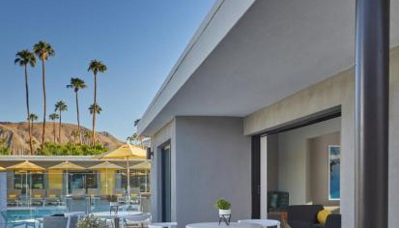 Buitenruimte van het hotel - Twin Palms Resort - A Gay Men's Resort