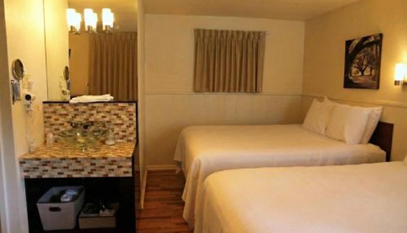 Zimmer - The Crest Motel