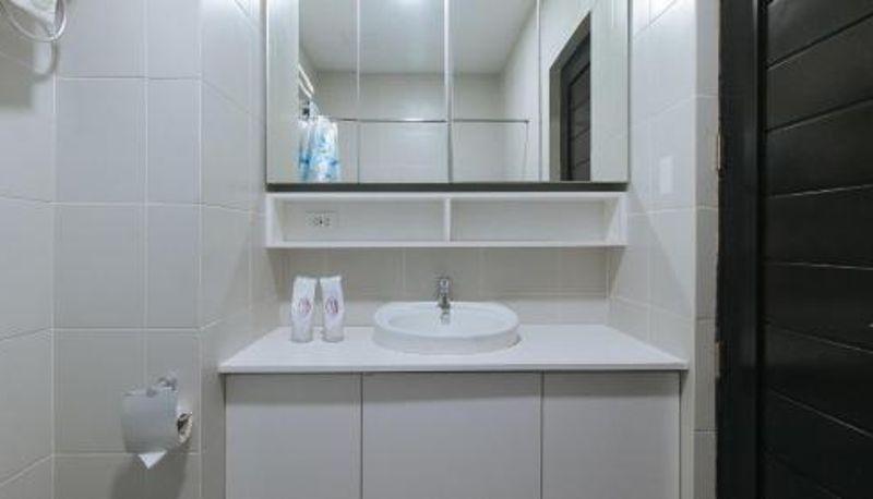 Badkamer - RedDoorz @ Leoncia Apartelle Mandaue City