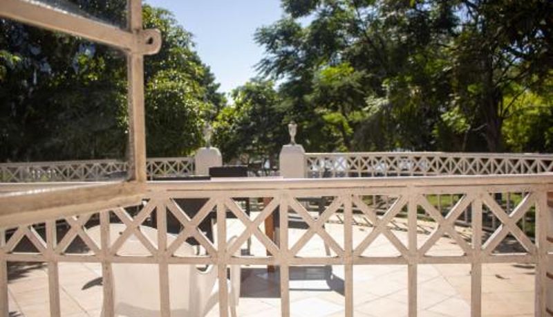 Sala śniadaniowa w restauracji - historical hotel at waterfront next to the Lake Museum in Mangochi Town Captains Villa - where Lake Malawi and Shire River meet
