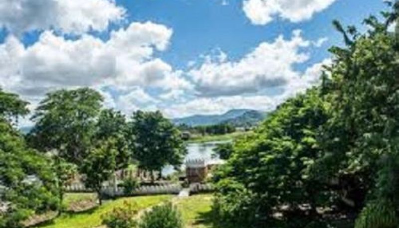 Frühstücksraum innerhalb des Restaurants - historical hotel at waterfront next to the Lake Museum in Mangochi Town Captains Villa - where Lake Malawi and Shire River meet