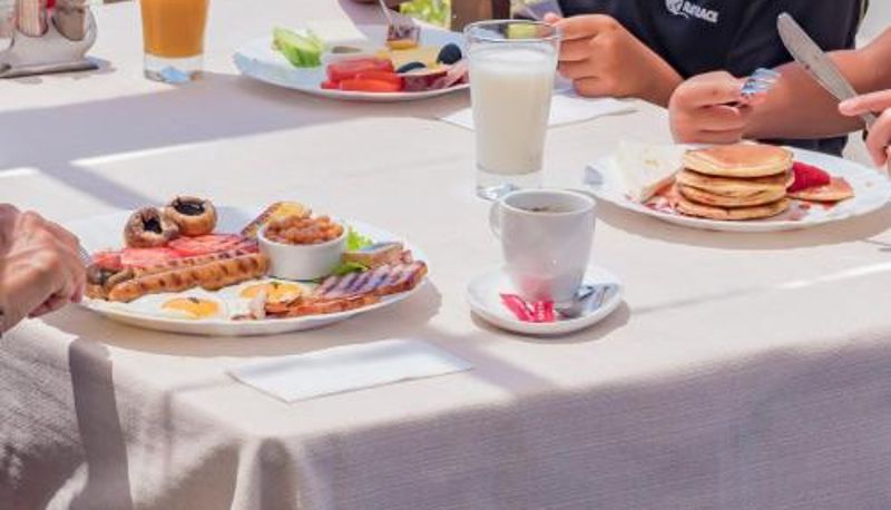 Salle de petit-déjeuner dans le restaurant - PORTO PARADISO Apart Complex