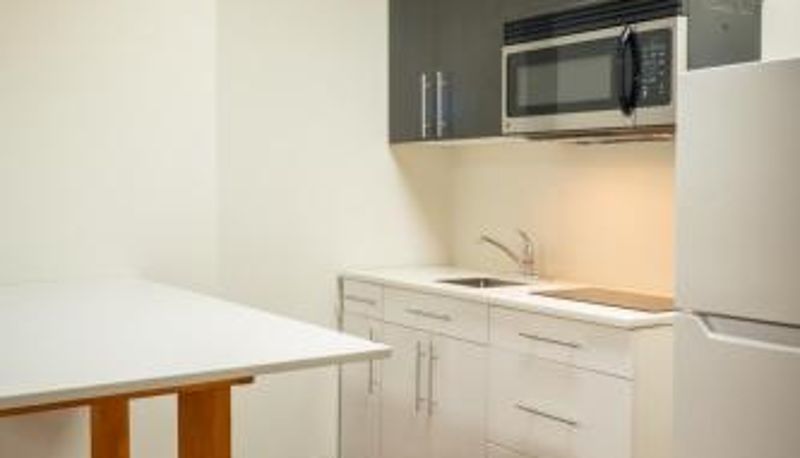 Cucina - Quality Inn Sunshine Suites - Terrace