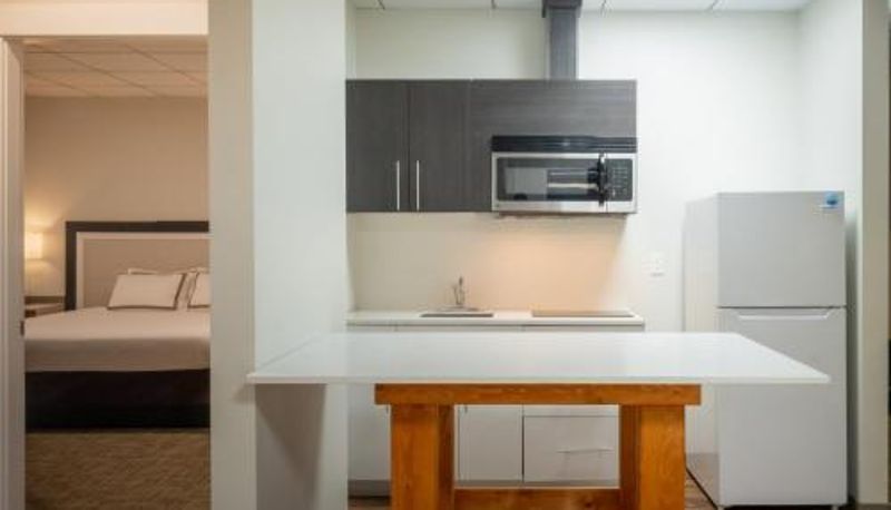 Cucina - Quality Inn Sunshine Suites - Terrace