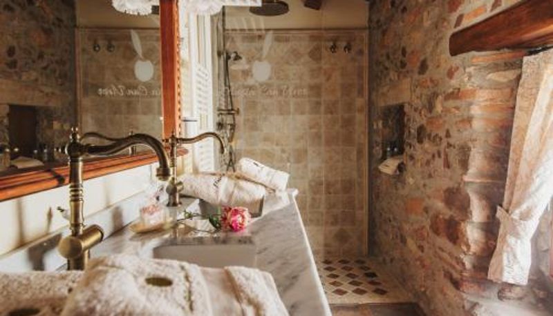 Bathroom - Masia Can Viver - Olive oil tourism B&B