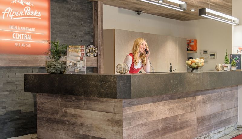 Recepcja - AlpenParks Hotel & Apartment Central Zell am See