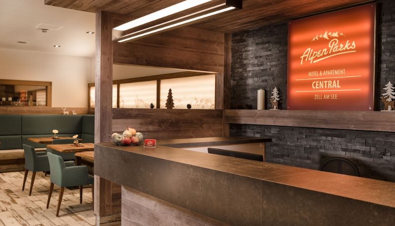 Recepcja - AlpenParks Hotel & Apartment Central Zell am See