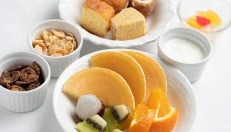 Salle de petit-déjeuner dans le restaurant - ホテル B Suites なんば黒門