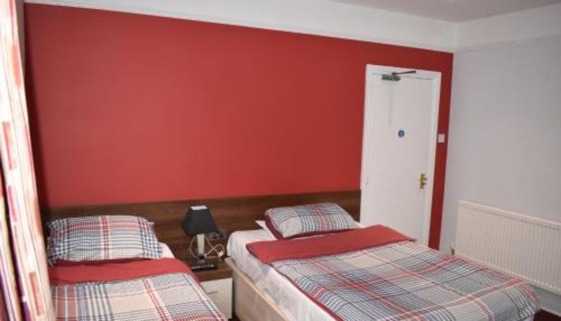 Habitación triple - Swandown Hotel