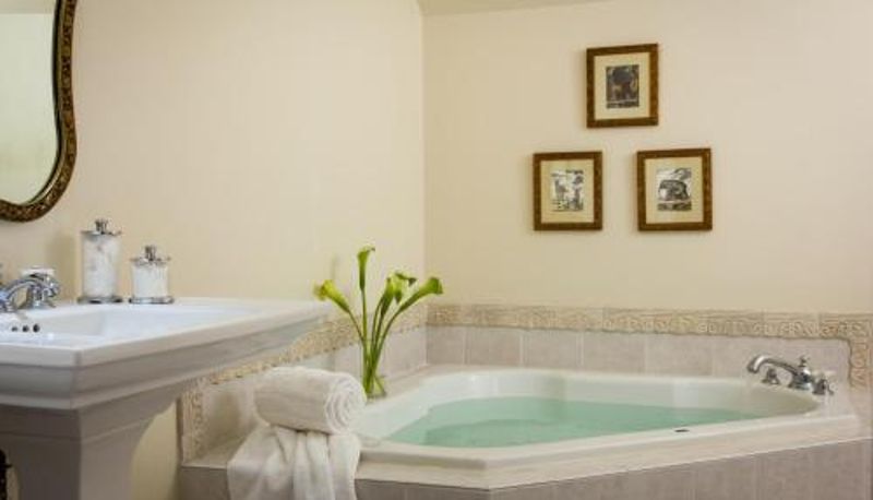 Banyo - Inn at Warner Hall