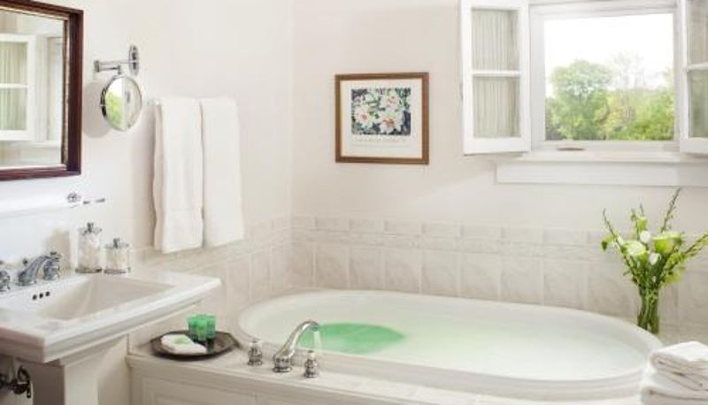 Banyo - Inn at Warner Hall