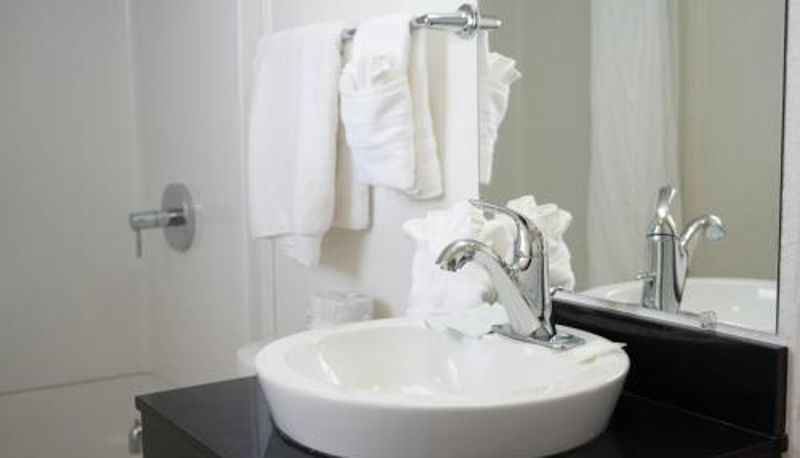 Badezimmer - Othello Inn And Suites