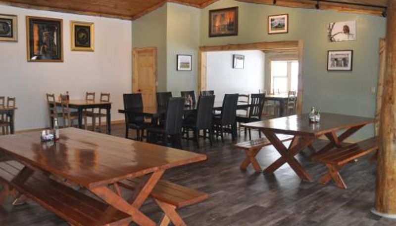 Sala de desayunos dentro del restaurante - Crooked Creek Guest Ranch