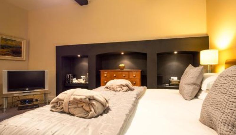 Info - Six Brunton Place Guest House